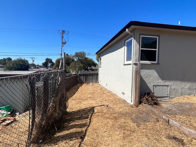 Building Photo - Renovated 2-Bedroom Home in El Sobrante wi...