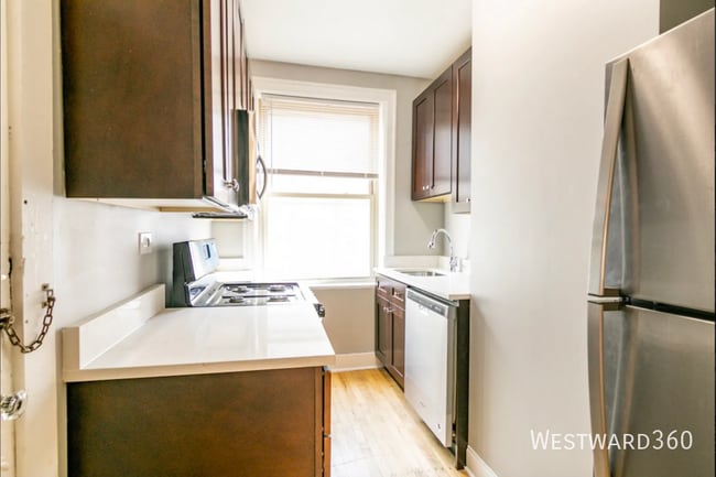 Building Photo - 1626 W Sherwin Ave