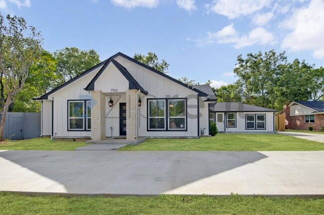 Building Photo - 706 S Fielder Rd