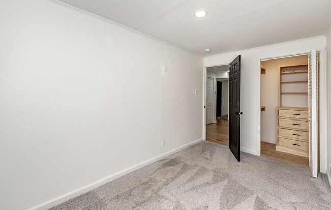 Building Photo - 5914 N 32nd St