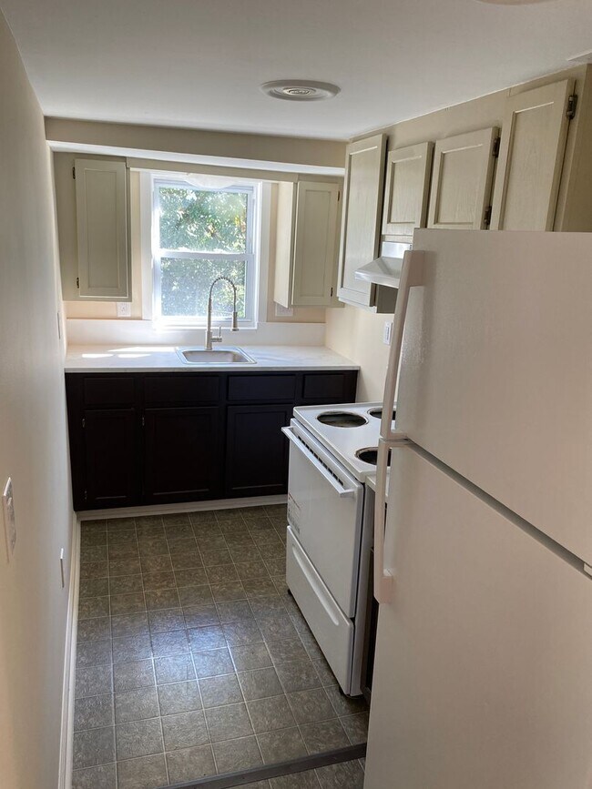 Building Photo - 802 N B St