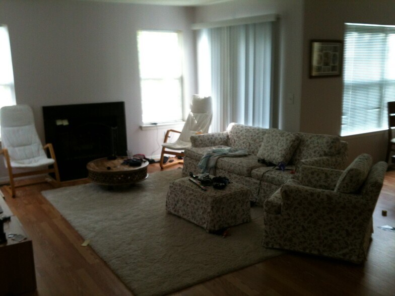 Living room with tenant furniture - 424 Lackland Ave