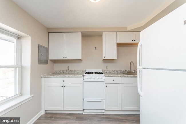 Building Photo - 2701 E Somerset St