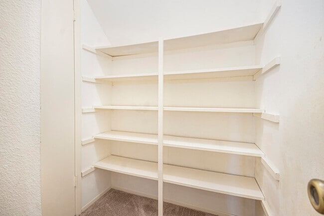Building Photo - 302 Lochnell Dr