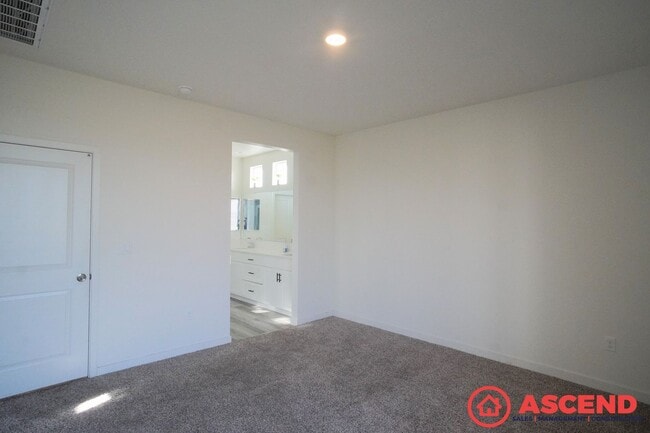 Building Photo - 3 Bedroom Home off Coffee Rd and 7th Stand...