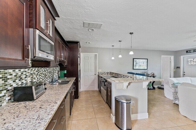 Building Photo - 5854 SE Orange Blossom Trail