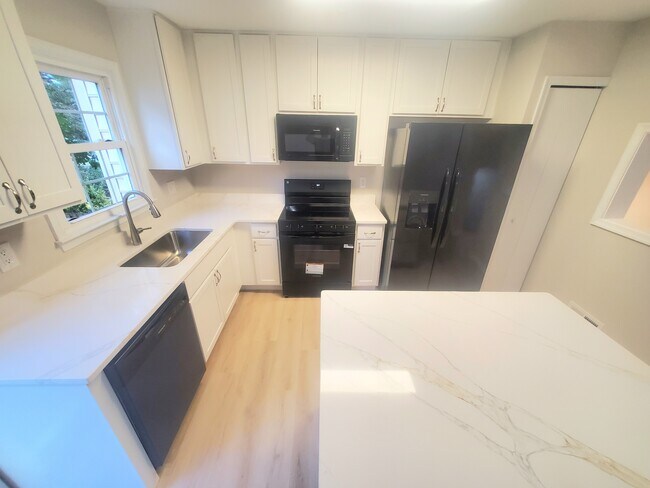 Building Photo - 14142 Betsy Ross Ln