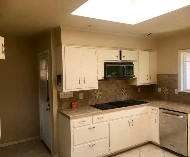 Building Photo - 3490 Crestwood Dr