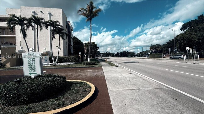 Building Photo - 8860 Fontainebleau Blvd