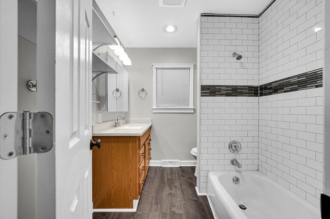 Building Photo - 944 N Jay Ave