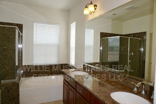 Building Photo - 239 W Santa Cruz Way