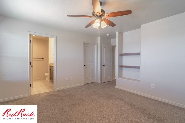 Building Photo - Lovely townhome with Community Pool!