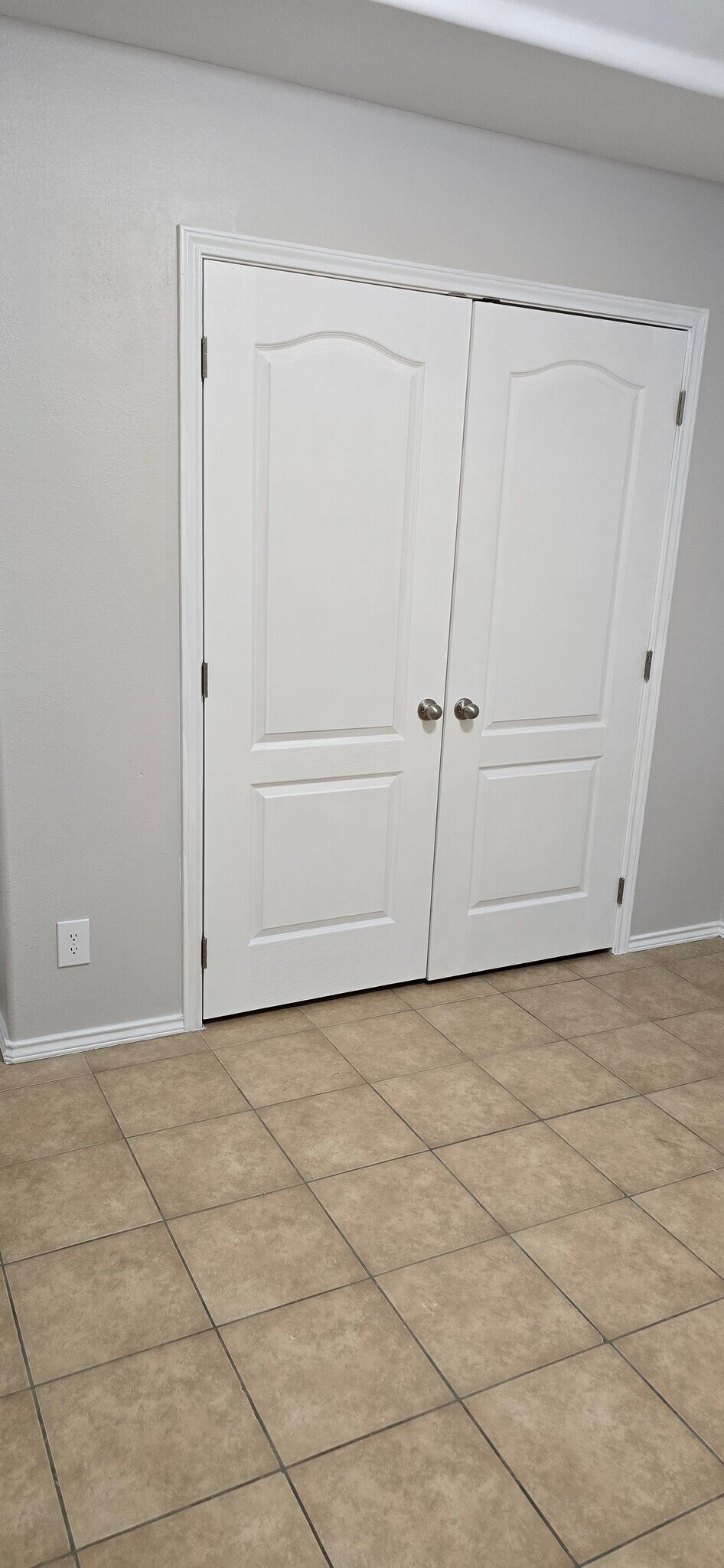 Building Photo - 1802 Bronze