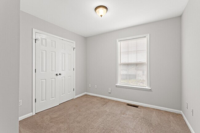 Building Photo - 136 Lowell Ct