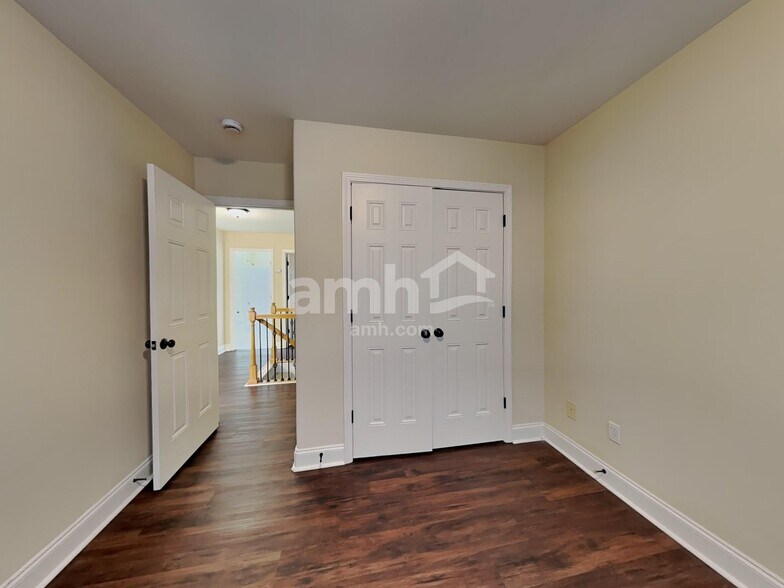 Building Photo - 483 Quick Silver Dr