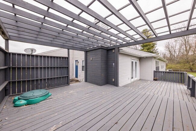Building Photo - 229 Topaz Ln