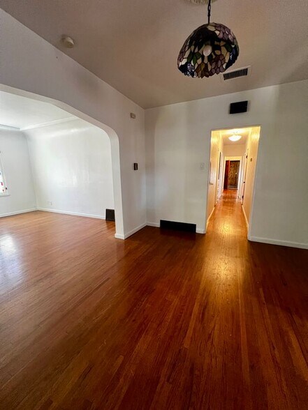 Building Photo - 484 W 25th St