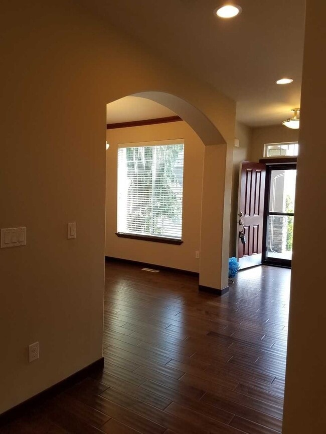 Building Photo - Coming for late month, move in in October!...