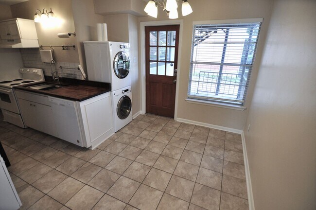 Building Photo - Beautiful Austin condo in amazing location!