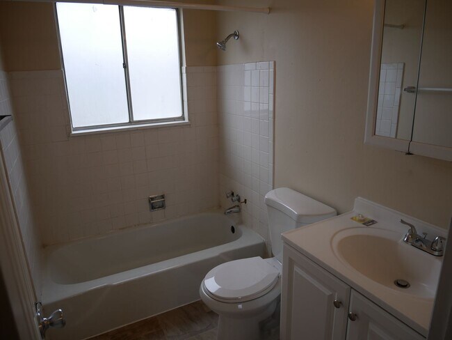 Building Photo - 3 Bedroom Tri Level Home Available Now!