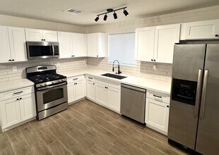 Building Photo - Fully upgraded home with garage!