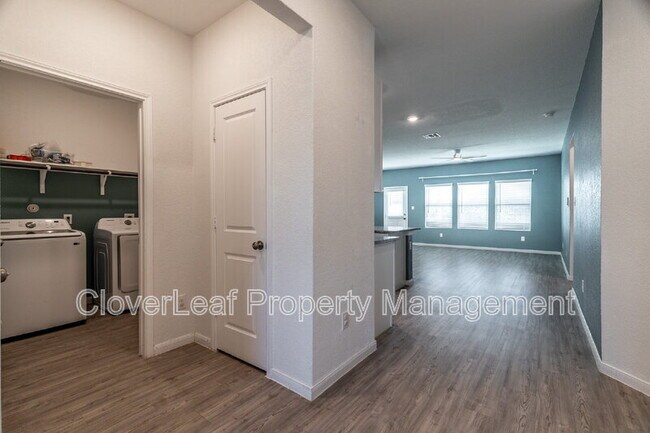 Building Photo - 422 Angel Trumpet Ct