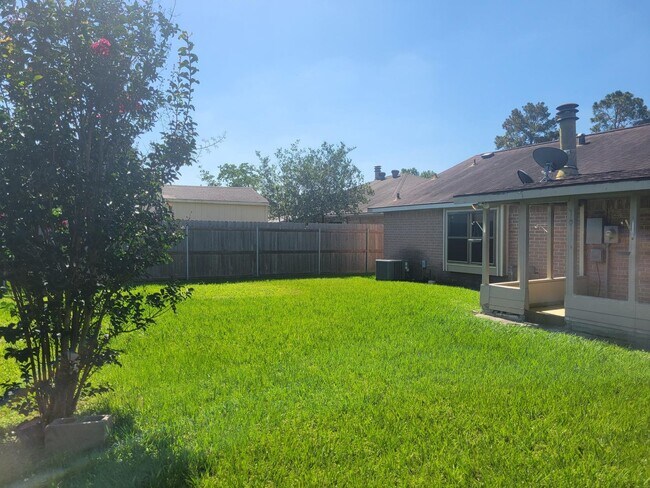 Building Photo - Pet Friendly, One Story 3 Bedroom Available!