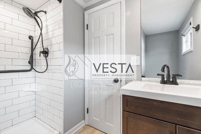 Building Photo - 4 Riddle Rd