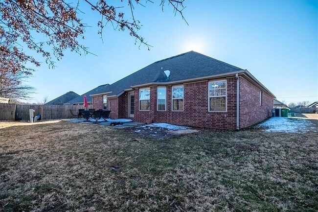 Building Photo - 569 Westfield St