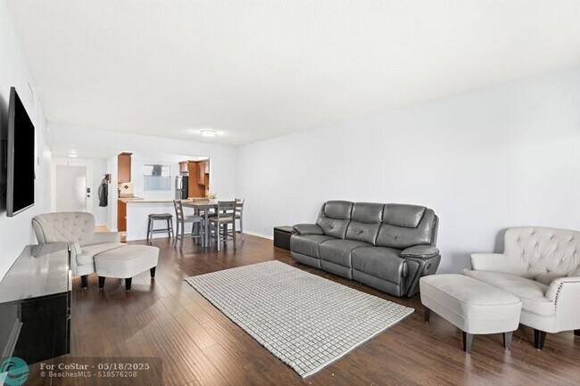 Building Photo - 2960 Riverside Dr