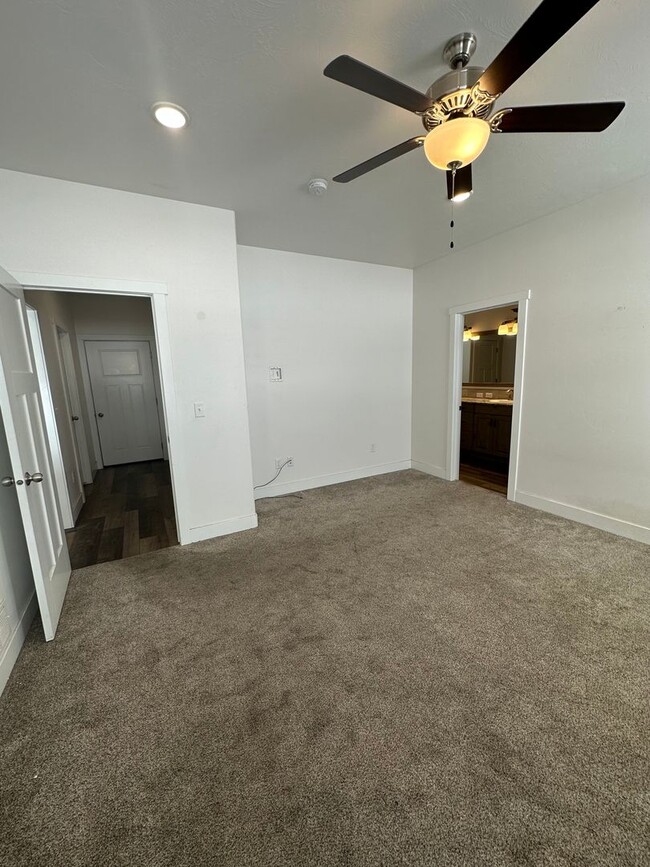 Building Photo - $500 OFF FIRST MONTHS RENT IF A LEASE IS S...