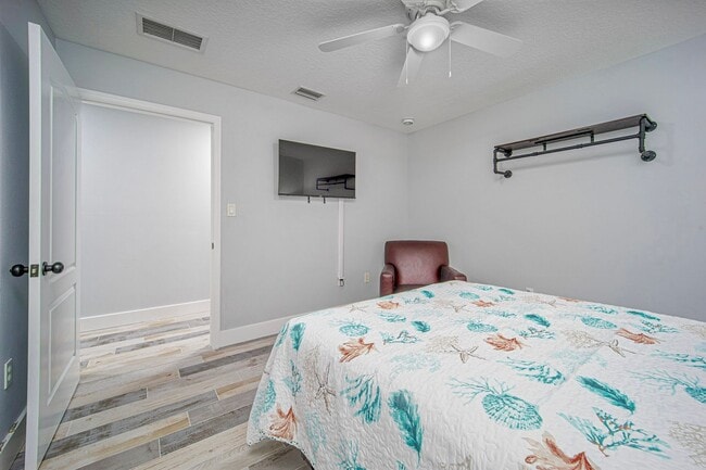 Building Photo - AVAILABLE MARCH 15TH 2026 -Downtown Flagler Beach Furnished 3 bedroom 1 bath!