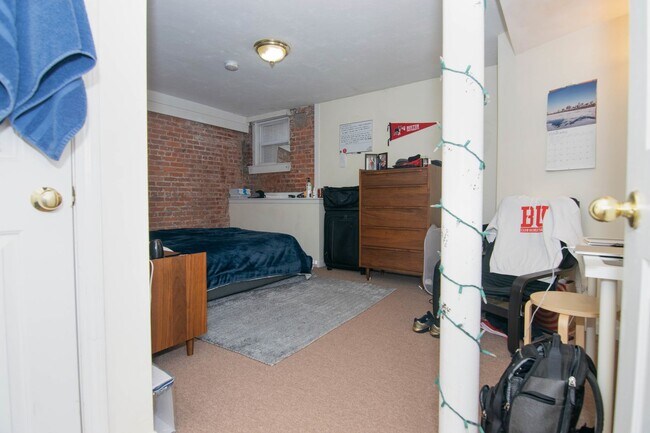 Building Photo - WOW!  MASSIVE 5 BED/2 BATH NEAR B.U.