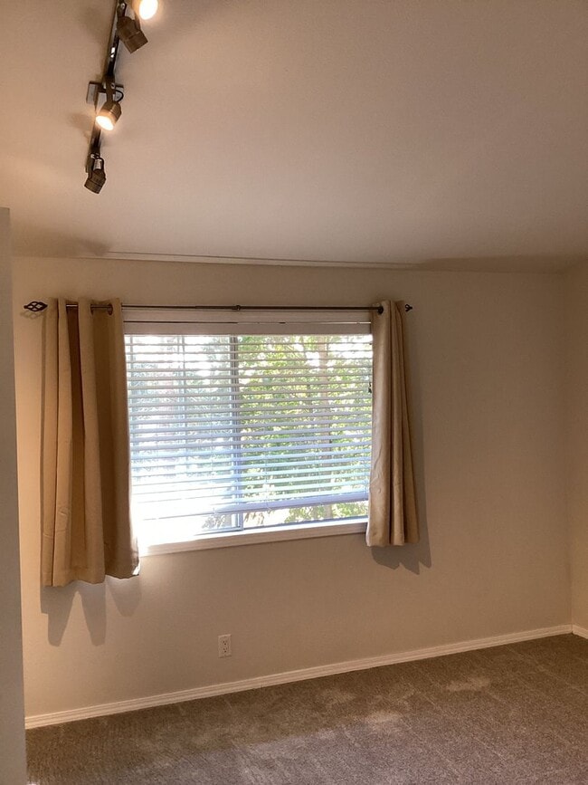 Building Photo - Comfort, Convenience & Charm in the Heart ...