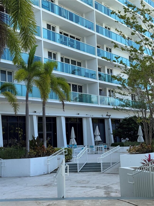 Building Photo - 100 Bayview Dr
