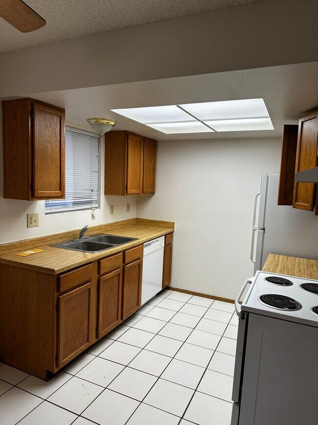 Building Photo - Nice 2 bedroom townhome on Soaring Eagle!