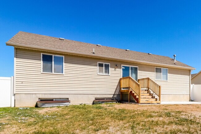 Building Photo - 2114 Juniper Dr