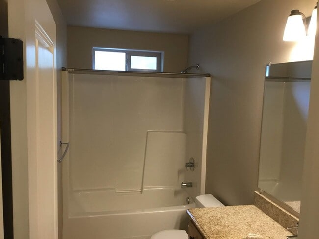 Building Photo - 5 Bedroom Duplex in University Area