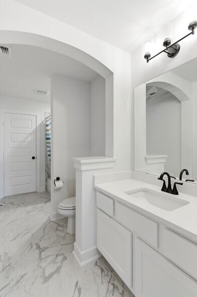 Building Photo - 396 Hollister Dr