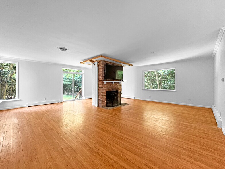 Living Room - 712 Powell St