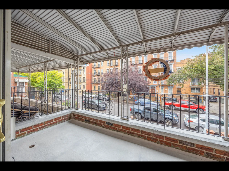 Private balcony - 2431 43rd St