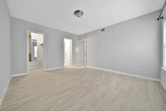 Building Photo - 2822 Briarhurst Dr