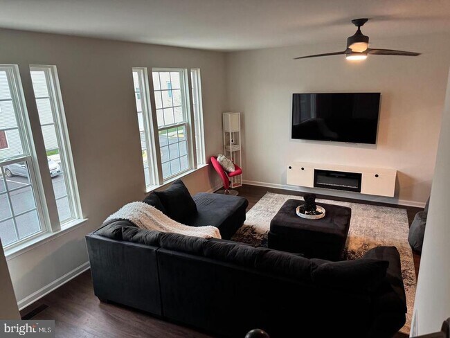 Building Photo - 9816 Cedarmass Cir