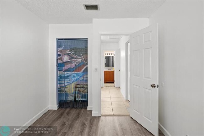 Building Photo - 6579 Country Wood Way