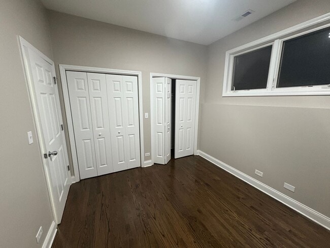 Building Photo - Spacious 2BD/2BA w/ High Ceilings + Modern...