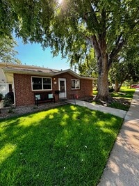 Building Photo - Beautifully Updated 2-Bedroom Townhome in ...