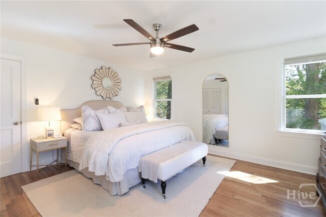 Building Photo - 1092 West Lake Dr