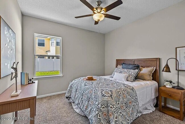 Building Photo - 3 Bedroom 2 Bathroom in Oakleaf Plantation