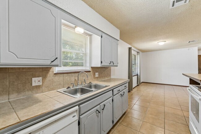 Building Photo - 3401 E Noble Dr