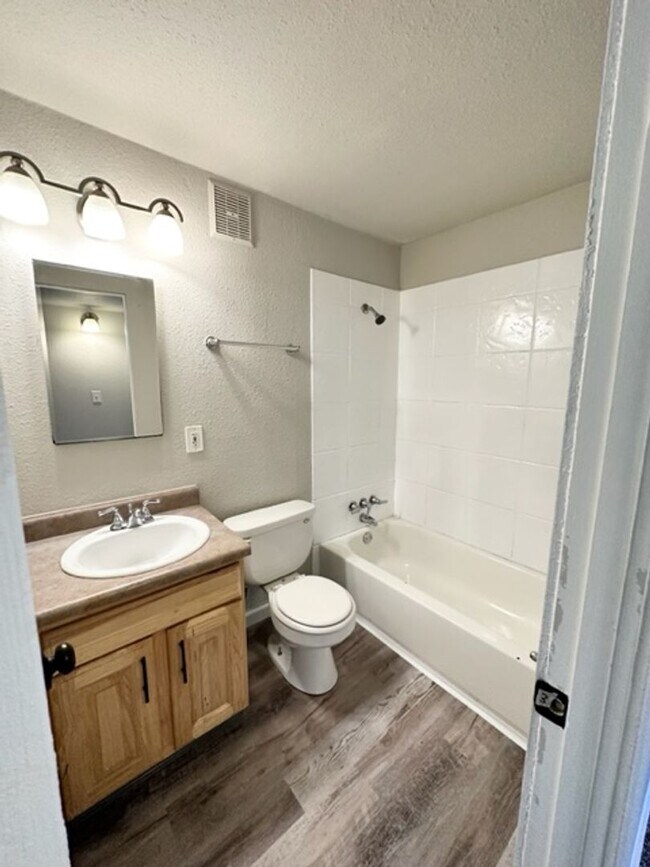 Building Photo - 425 E Fountain Pl